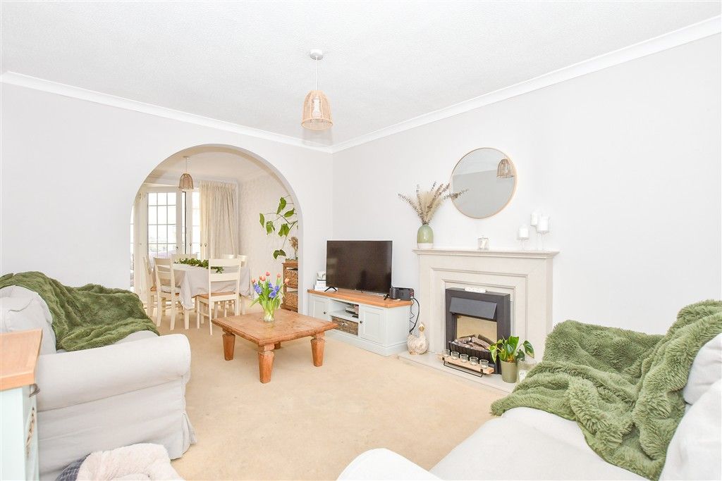 Property photo 3 of 9 Lounge