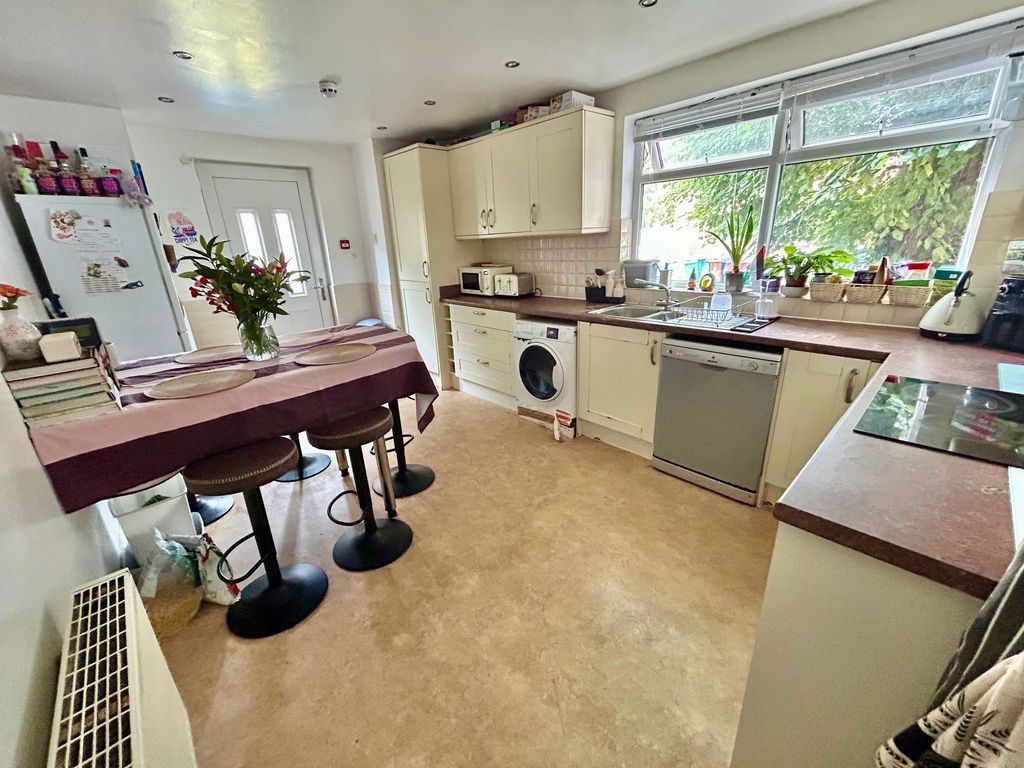 Property photo 3 of 19 Kitchen