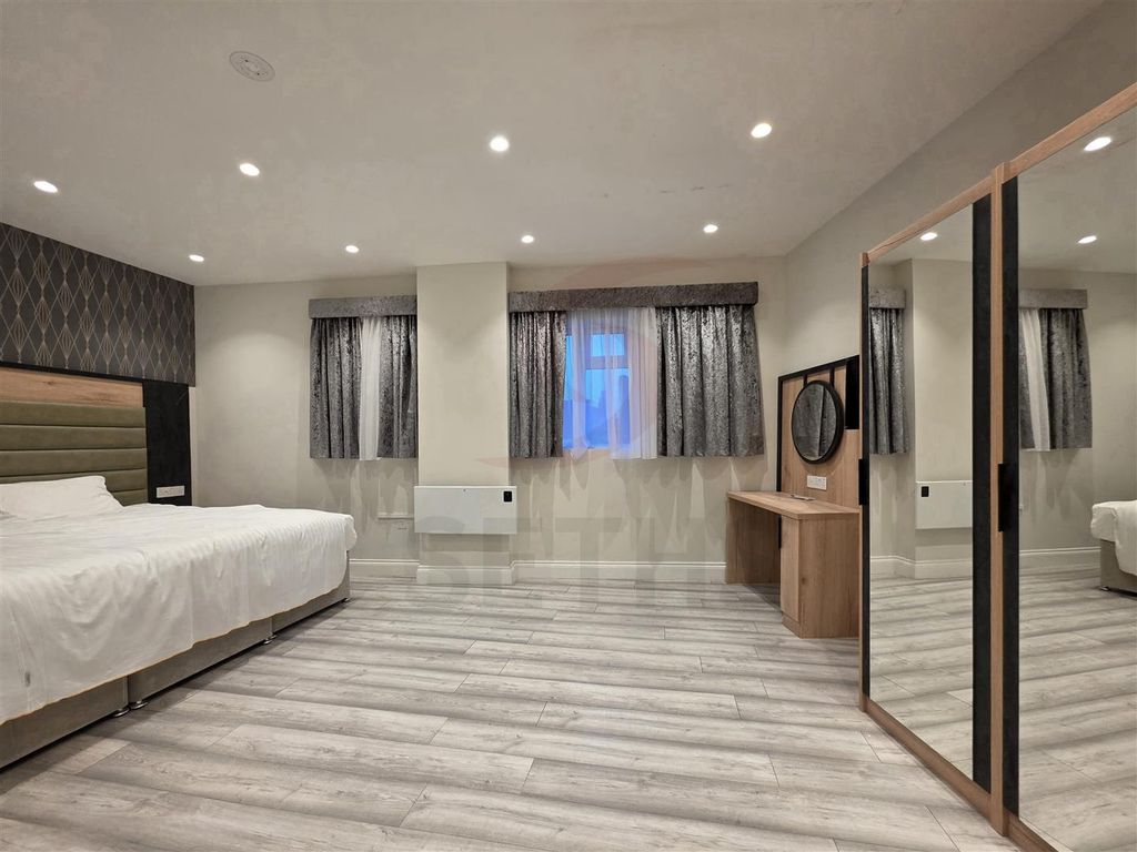 Property photo 2 of 10 Bedroom