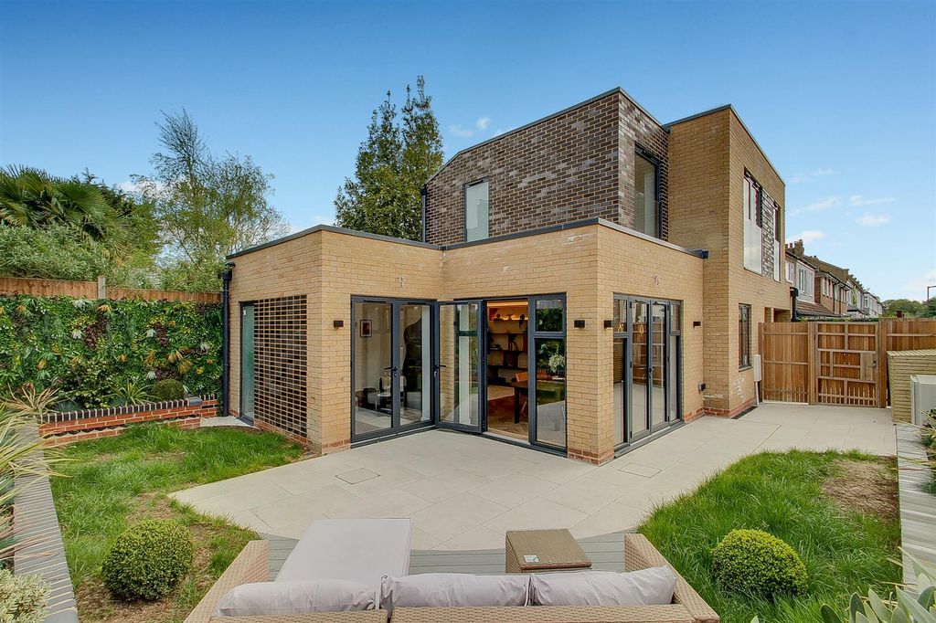 Property photo 2 of 20