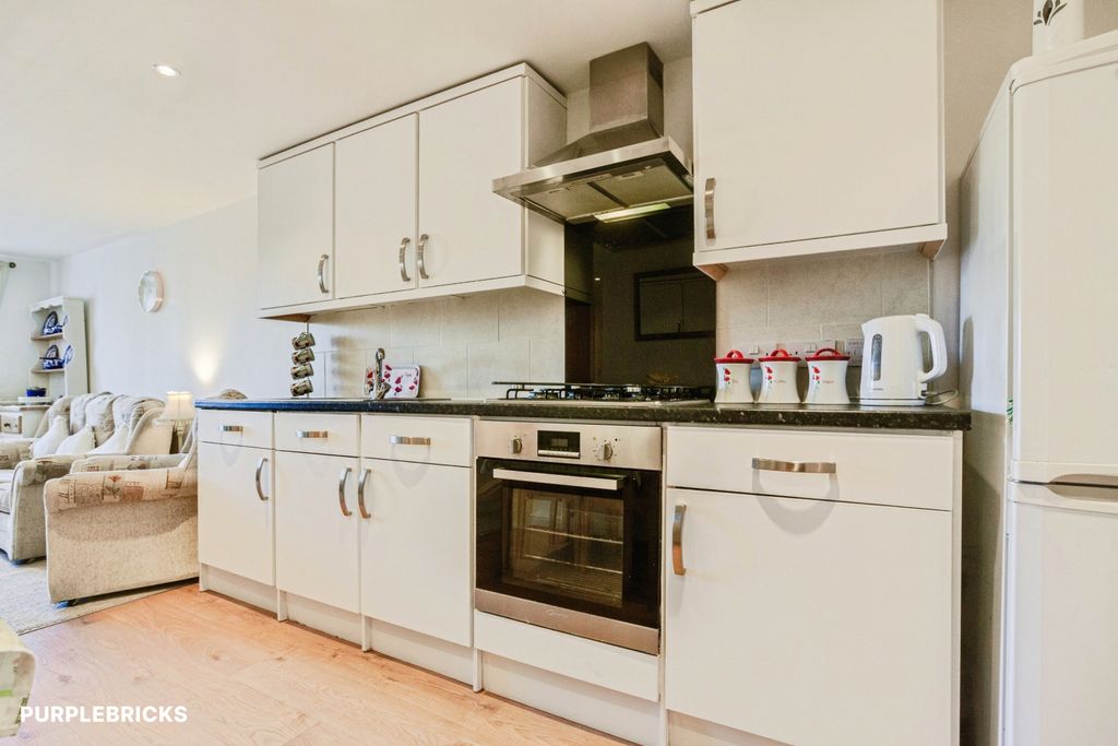 Property photo 2 of 16 Lounge / Kitchen