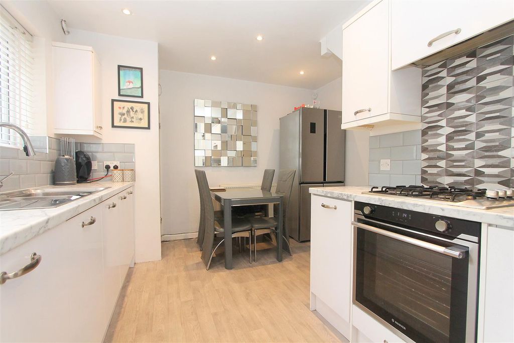 Property photo 3 of 27 Kit.Jpg