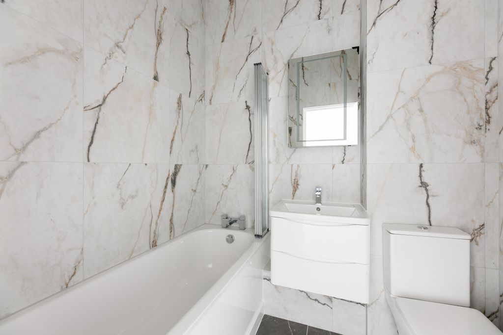 Property photo 1 of 7 Wesbourne Grove 3...