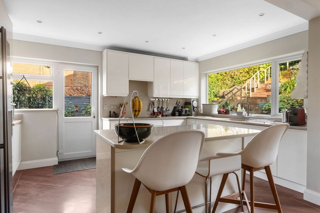 Property photo 2 of 28