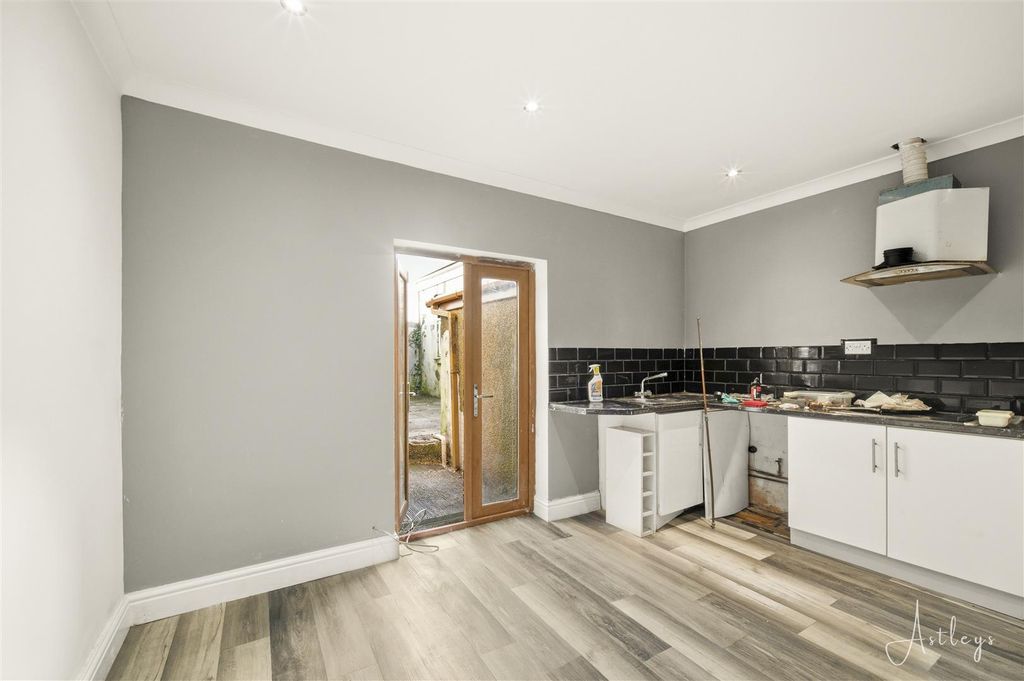 Property photo 3 of 8 Kitchen/Dining Room