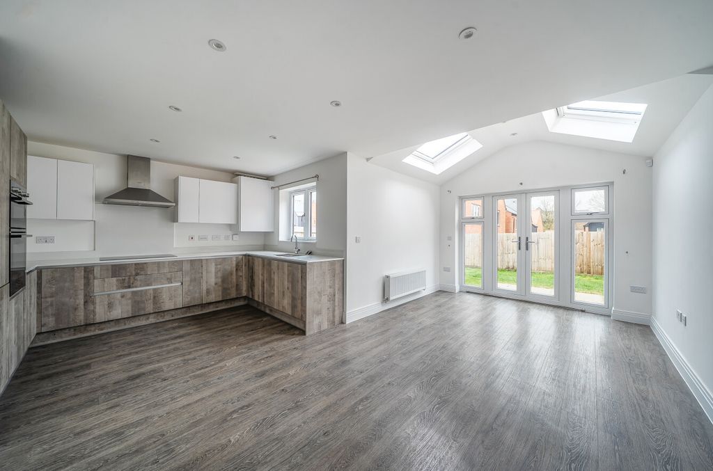 Property photo 2 of 14 1439882-14-69De7B...