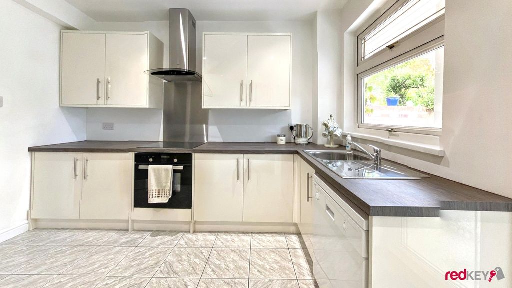 Property photo 3 of 12 Kitchen