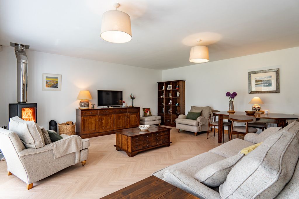 Property photo 3 of 49