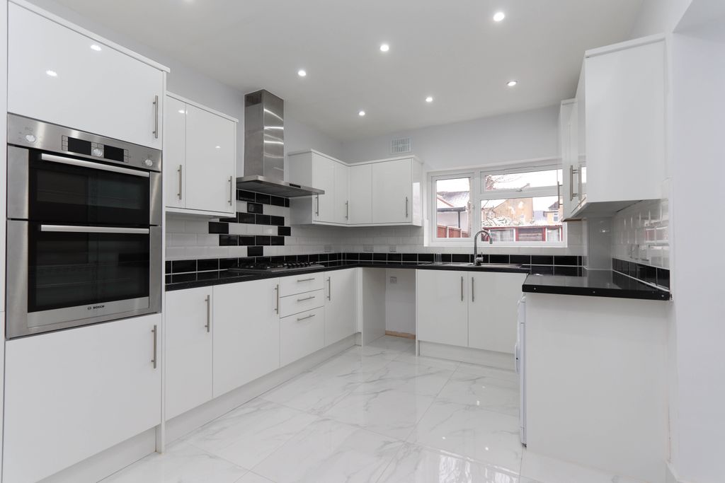 Property photo 2 of 12 Photo 02