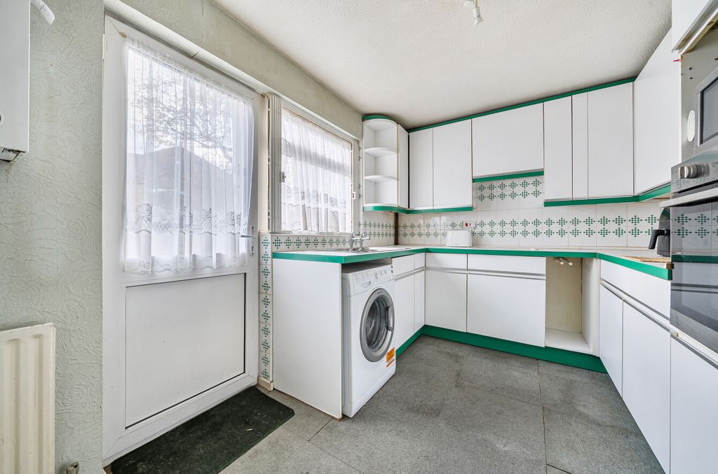 Property photo 3 of 20 1386184-11-692Ef9...