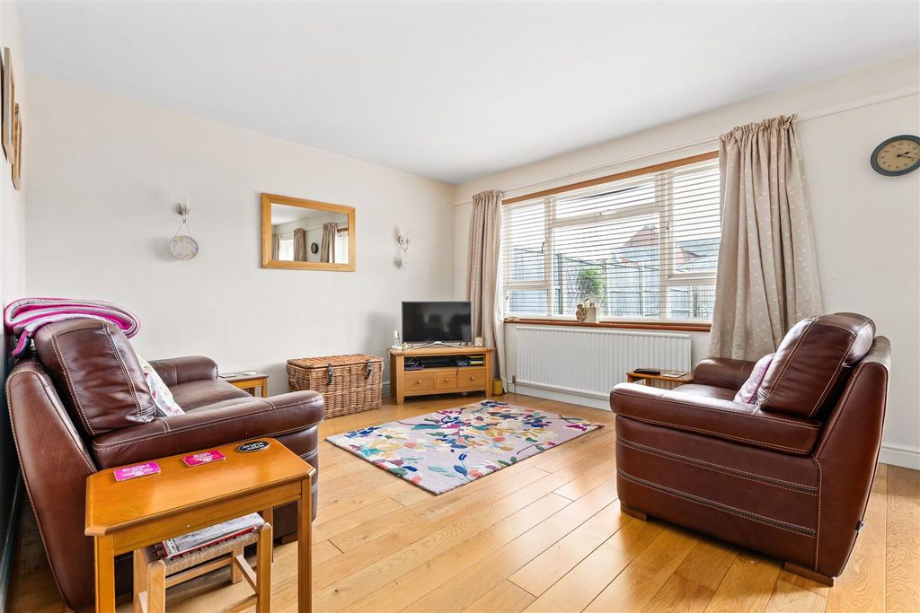 Property photo 2 of 20 Lounge