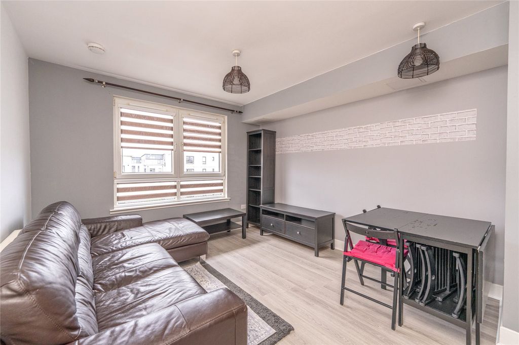 Property photo 2 of 16 Lounge