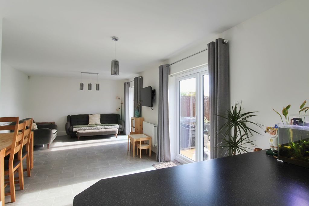 Property photo 3 of 28