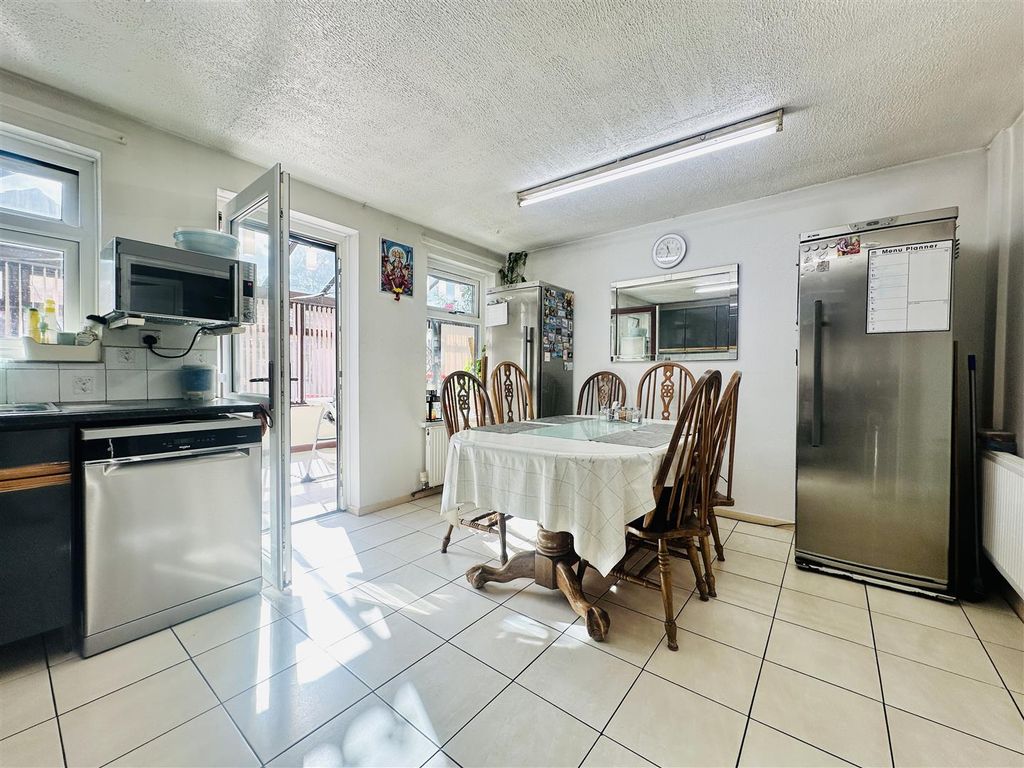 Property photo 3 of 17 Kitchen &amp; Diner