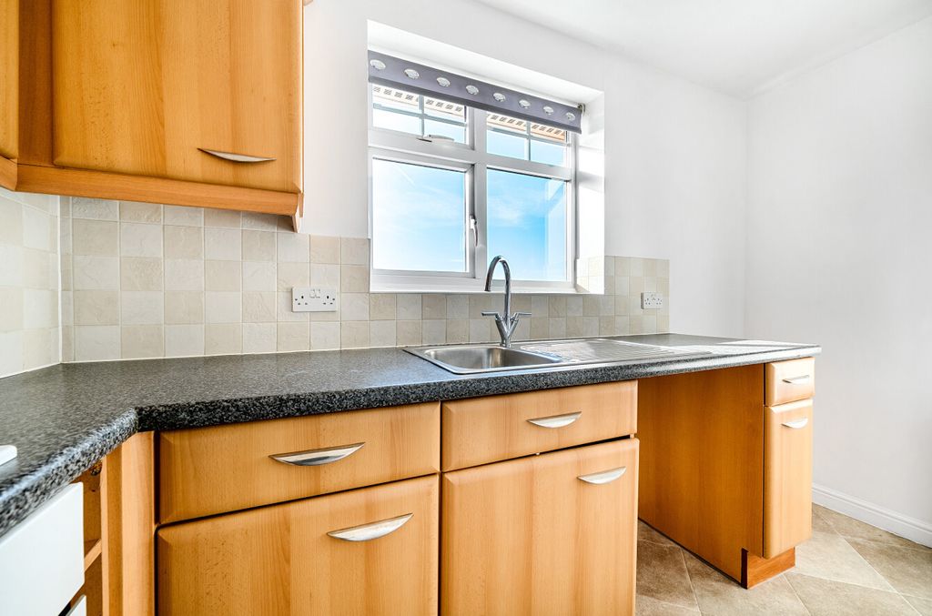 Property photo 3 of 17 1364709-8-68Ff466...