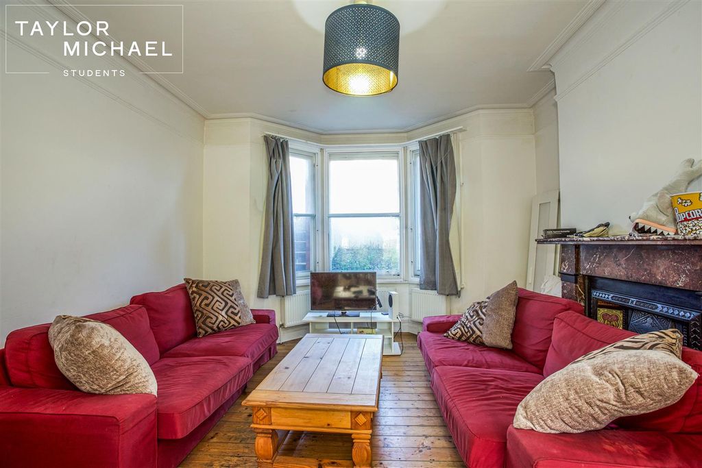 Property photo 3 of 21 Living Room