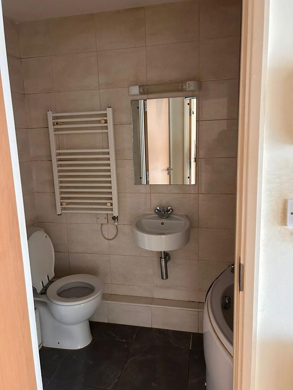 Property photo 3 of 10 Bathroom