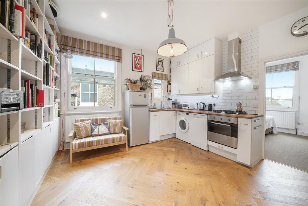 Property photo 2 of 16 Disraeli Road