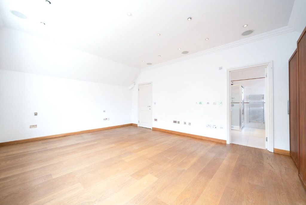 Property photo 3 of 23 Picture No. 08
