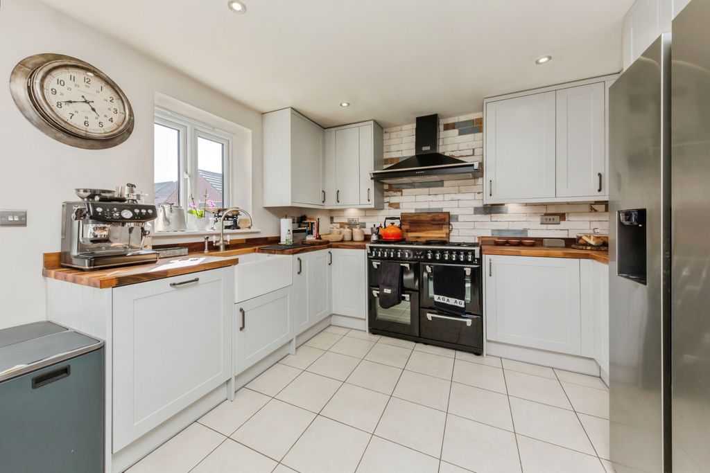 Property photo 3 of 20 Kitchen