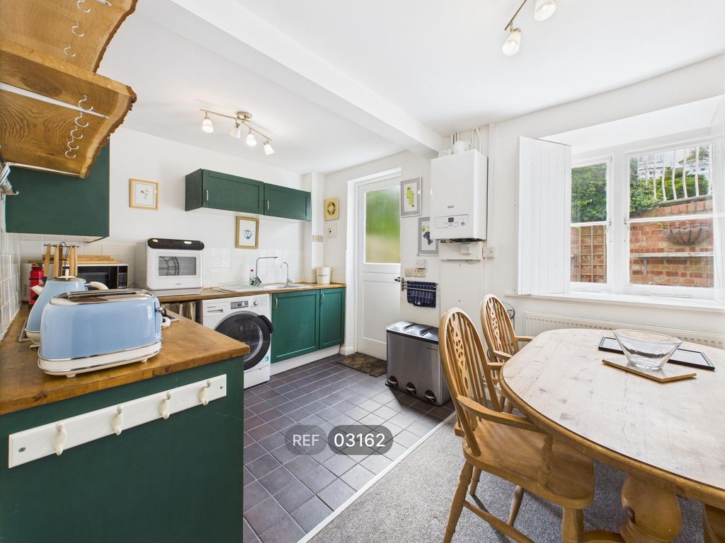 Property photo 3 of 10 Kitchen