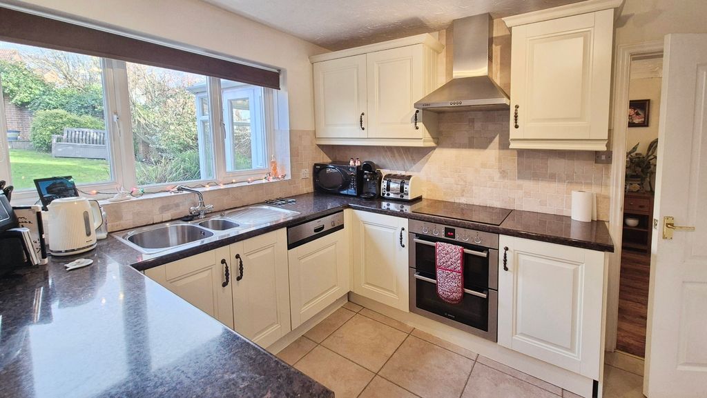 Property photo 3 of 31 Breakfast/Kitchen