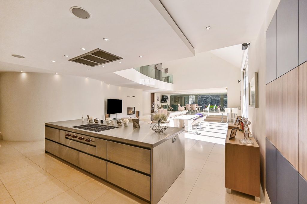 Property photo 3 of 22 Kitchen