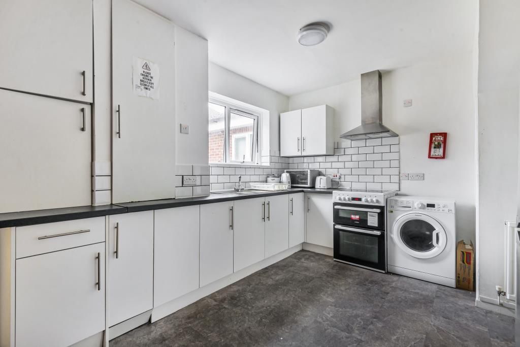 Property photo 3 of 10 Kitchen