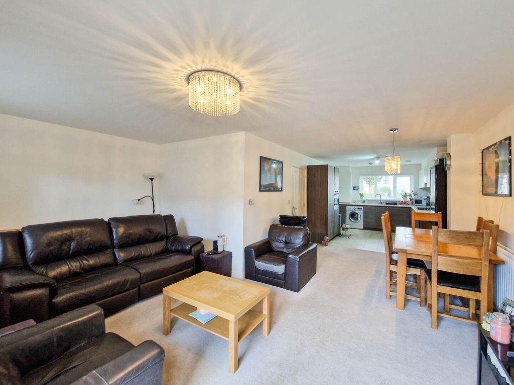 Property photo 3 of 18 Living Room