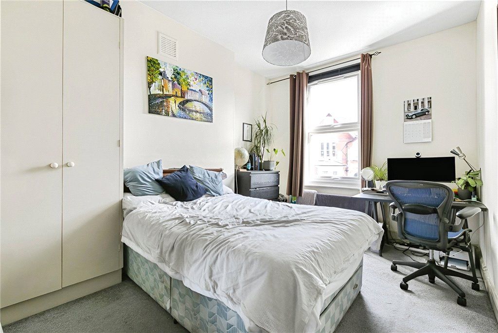 Property photo 2 of 6 Bedroom