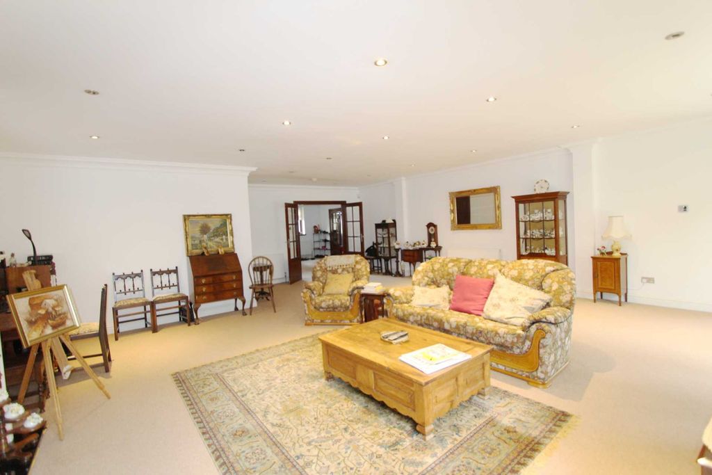 Property photo 2 of 23