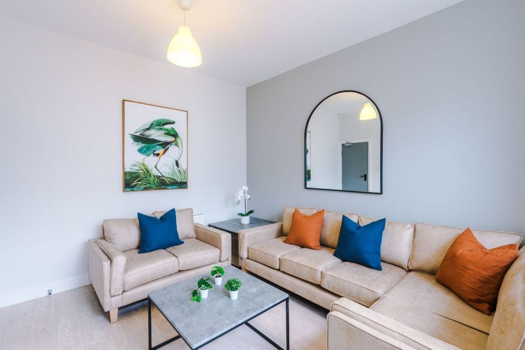 Property photo 1 of 10 32Cr - Living Area