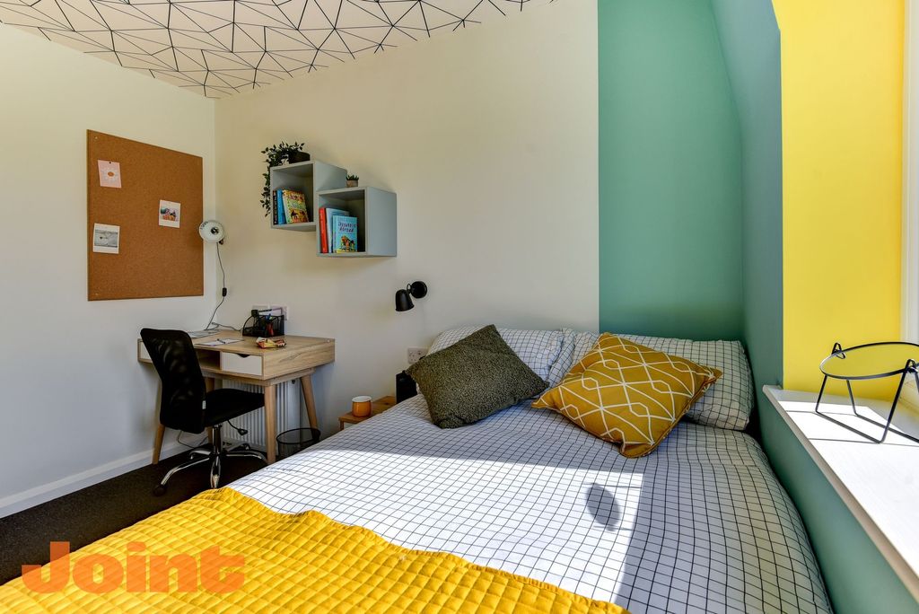 Property photo 3 of 6 A Cozy Double Bedroom Featuring A Stylish Design W...