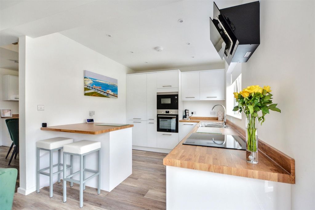 Property photo 3 of 25 Breakfast Kitchen