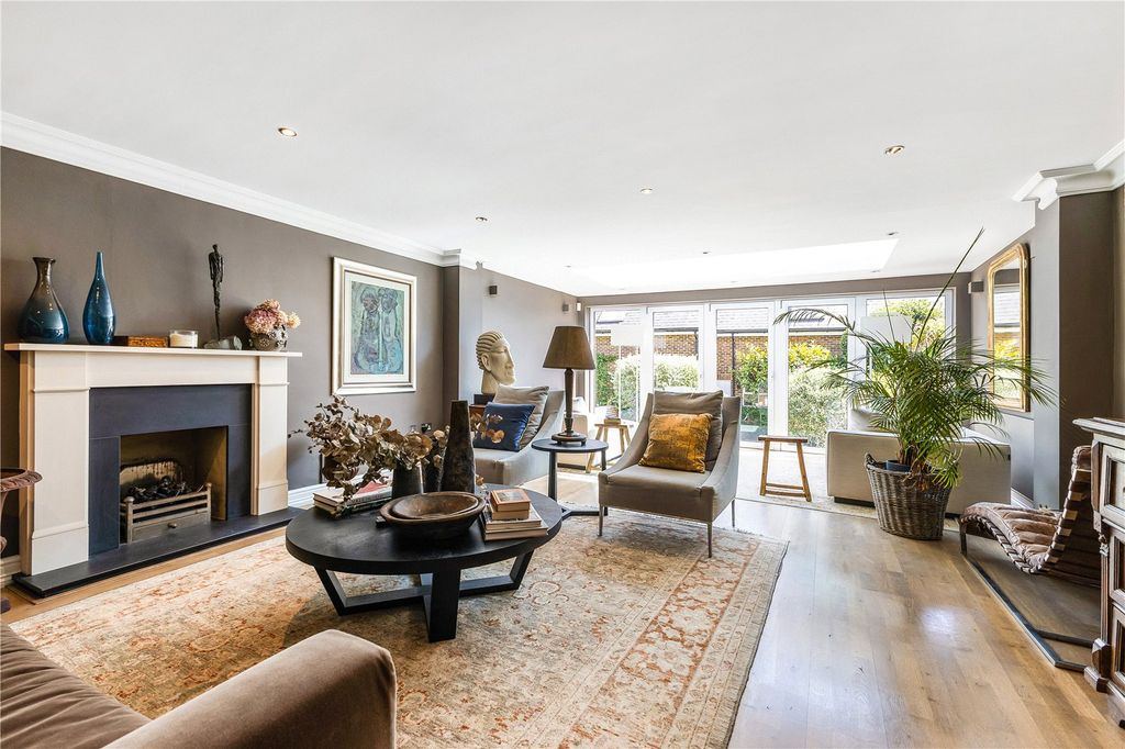 Property photo 2 of 23 Sitting Room