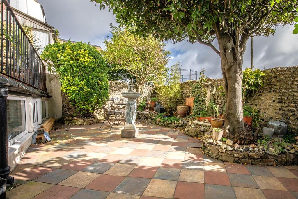 Property photo 2 of 27 Arundel Street-11.Jpg