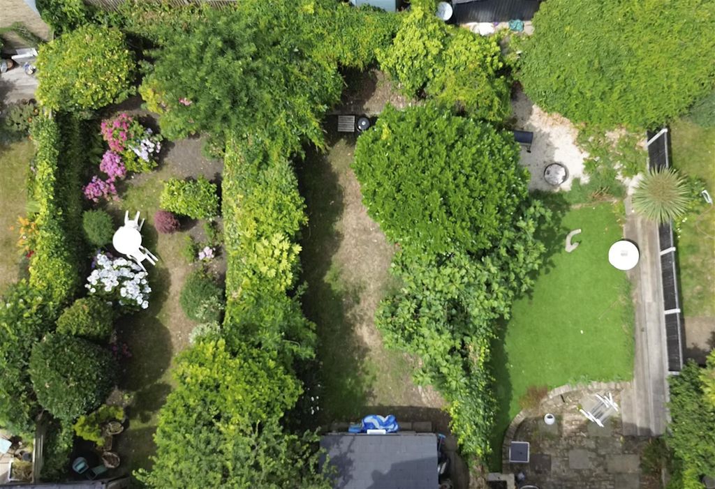 Property photo 2 of 8 Garden