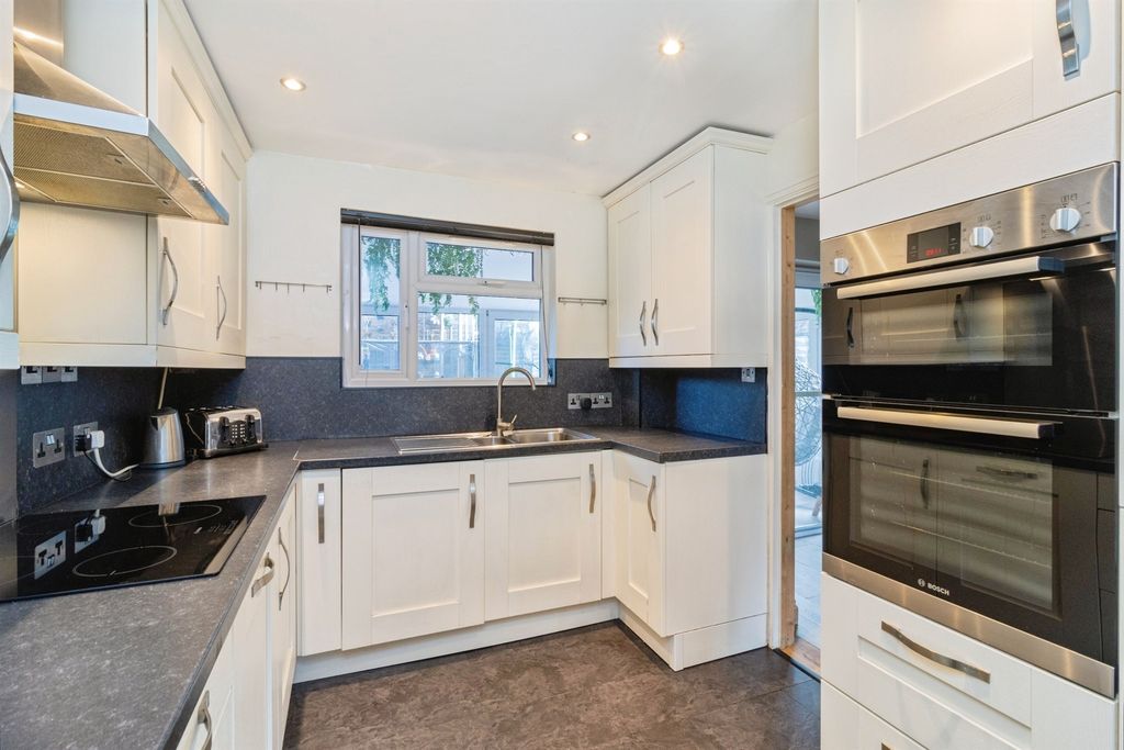 Property photo 3 of 27