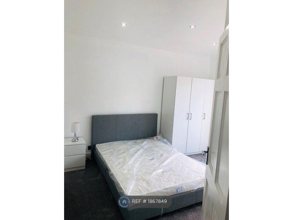 Property photo 2 of 17 Bedroom 1 -Different Angle