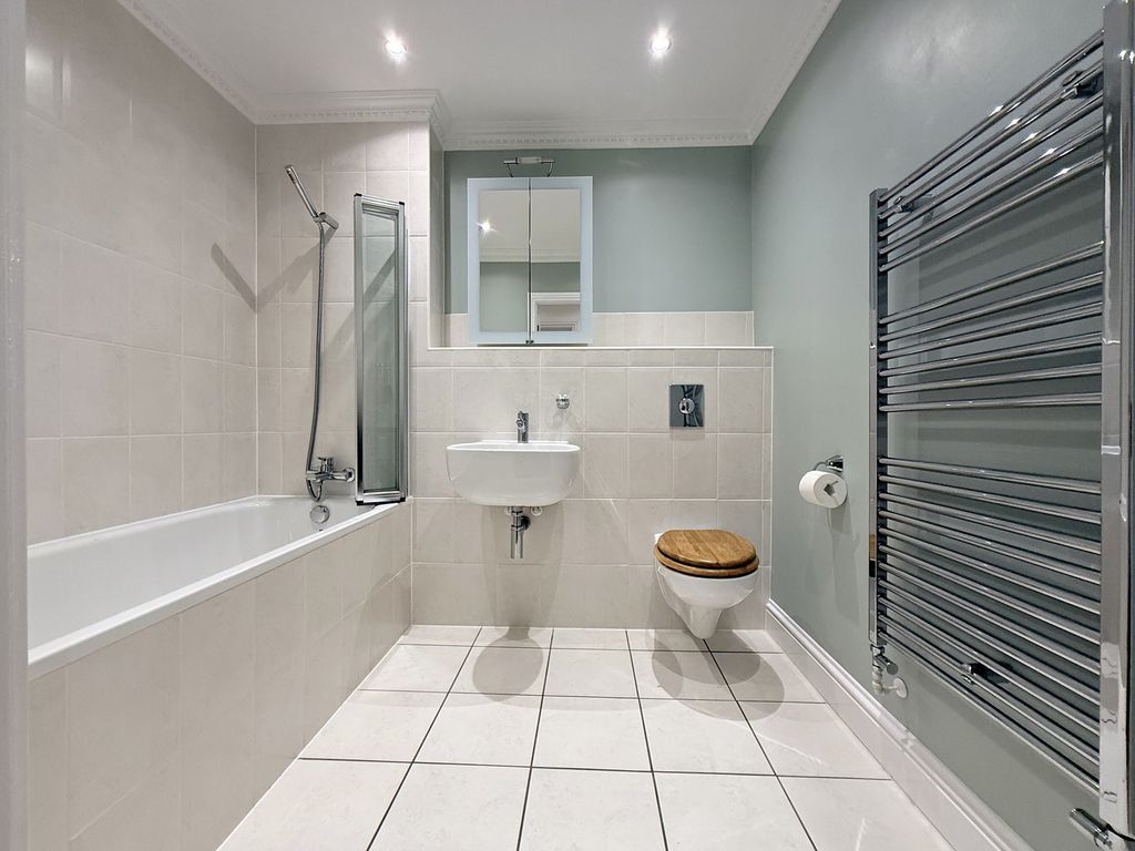 Property photo 2 of 19 Bathroom