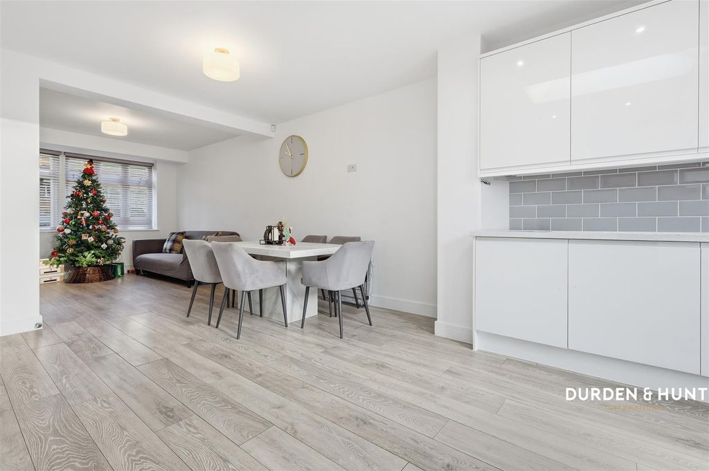 Property photo 3 of 19 Craven Gardens