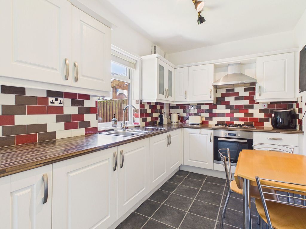Property photo 3 of 10 Dining Kitchen