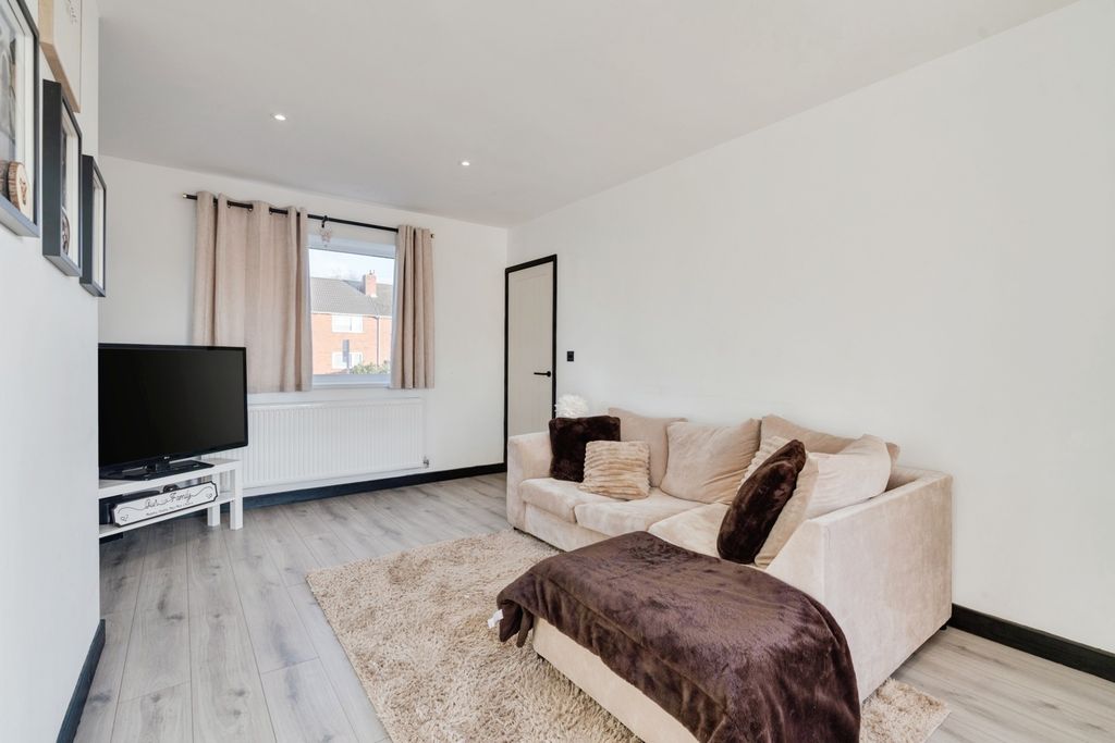 Property photo 2 of 17 Lounge