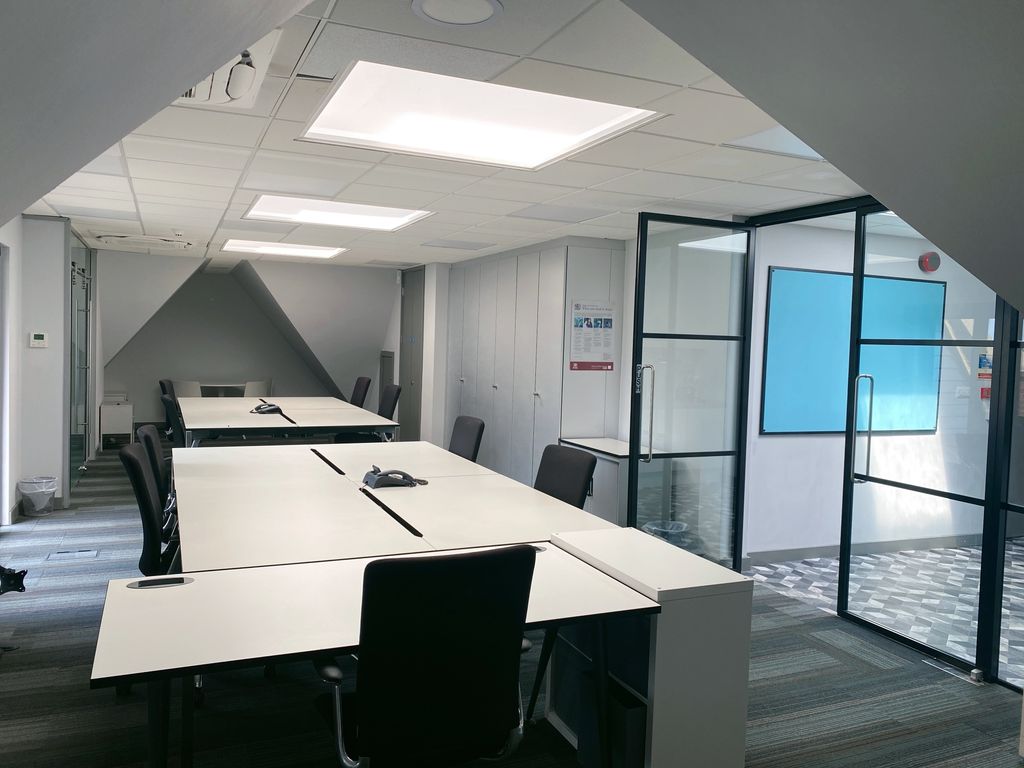 Property photo 1 of 8 Desks