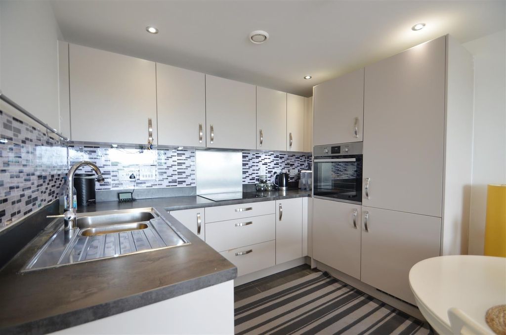 Property photo 2 of 10 Kitchen