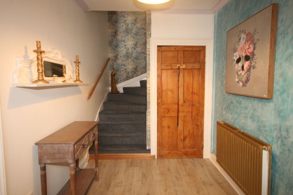 Property photo 2 of 35 Vestibule 