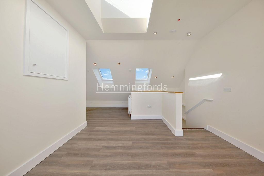 Property photo 2 of 15 Flat 9, 54 Gray's Inn Road - Krmvo6Bx7D1Mtmprgacy.