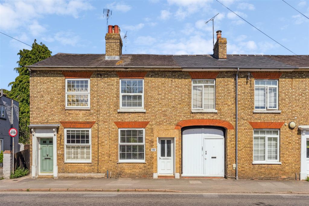 Property photo 1 of 16 High Street, Winslow