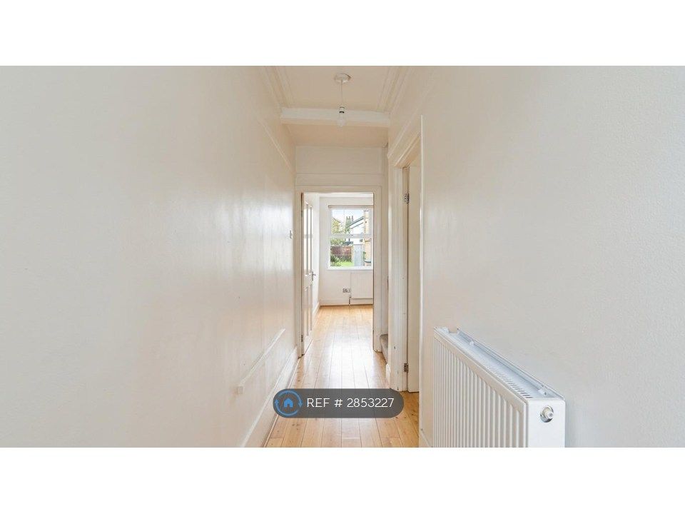 Property photo 2 of 9 Hallway