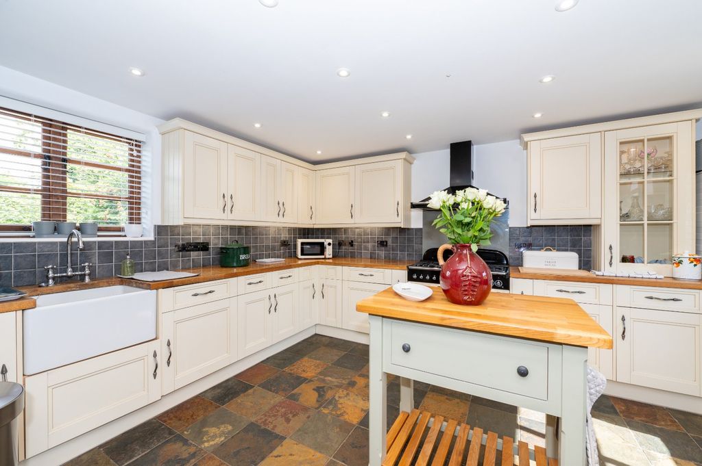 Property photo 3 of 18 Kitchen